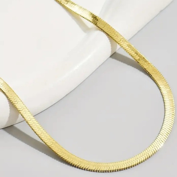 Gold tone minimalist chain - Picture 2 of 3